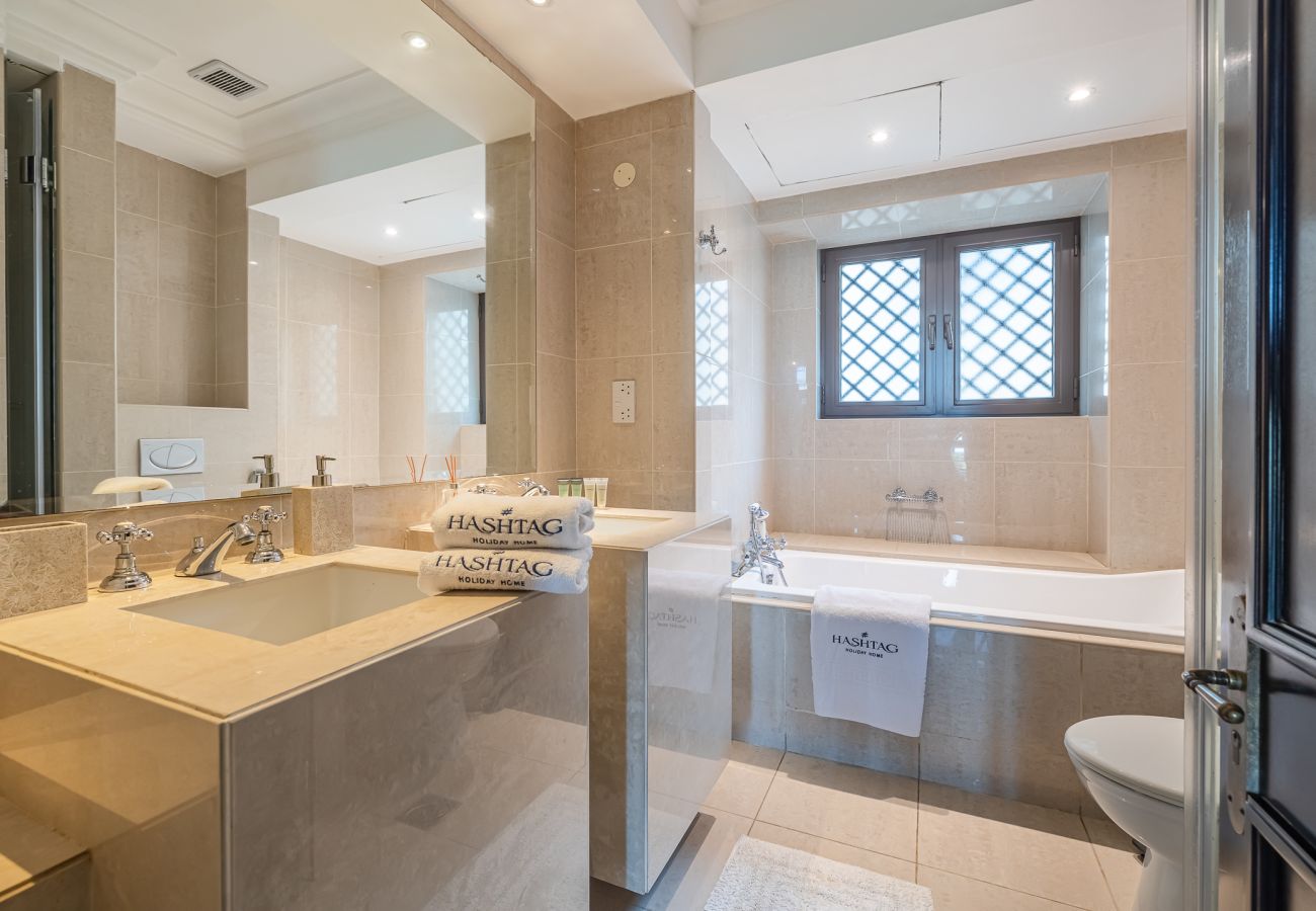 Apartment in Dubai - Elegant 1BDR in Downtown with Burj Khalifa View