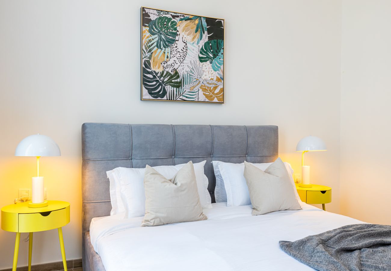 Apartment in Dubai - 1 BDR Apartment | Canal view | Burj Khalifa view