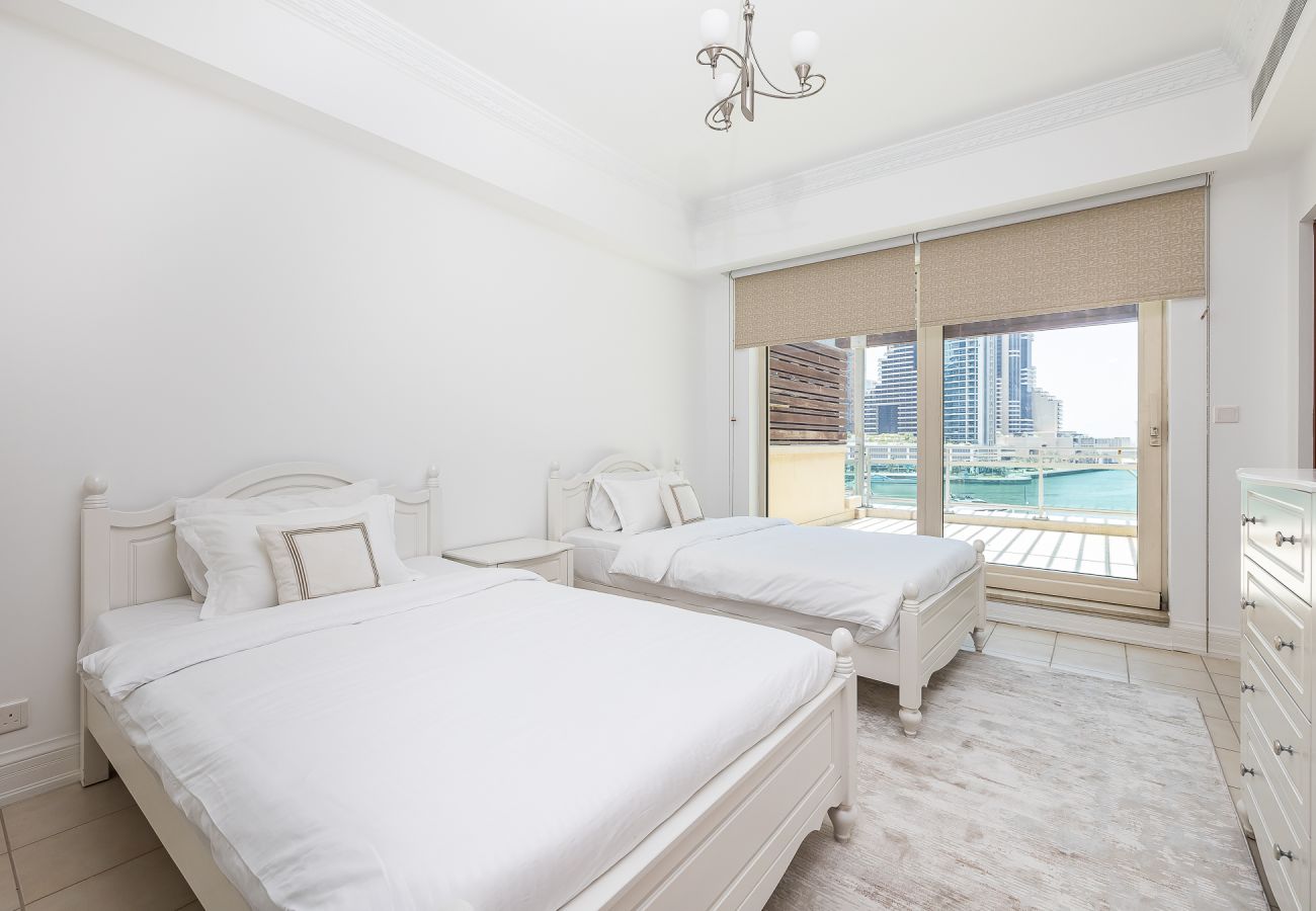 Villa in Dubai - Elegant  5BDR villa + Maid Room in Dubai Marina