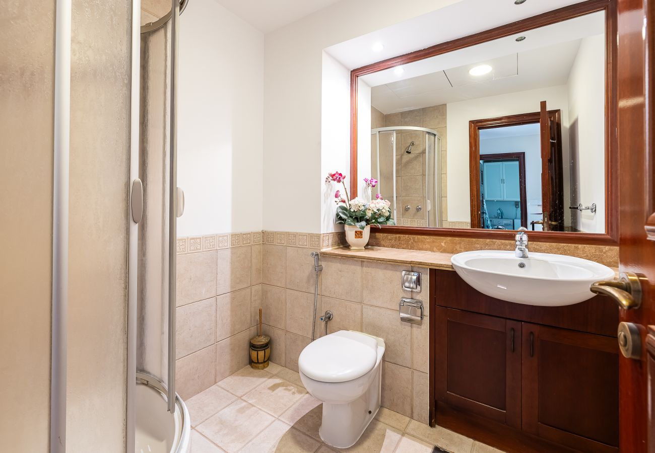 Villa in Dubai - Elegant  5BDR villa + Maid Room in Dubai Marina