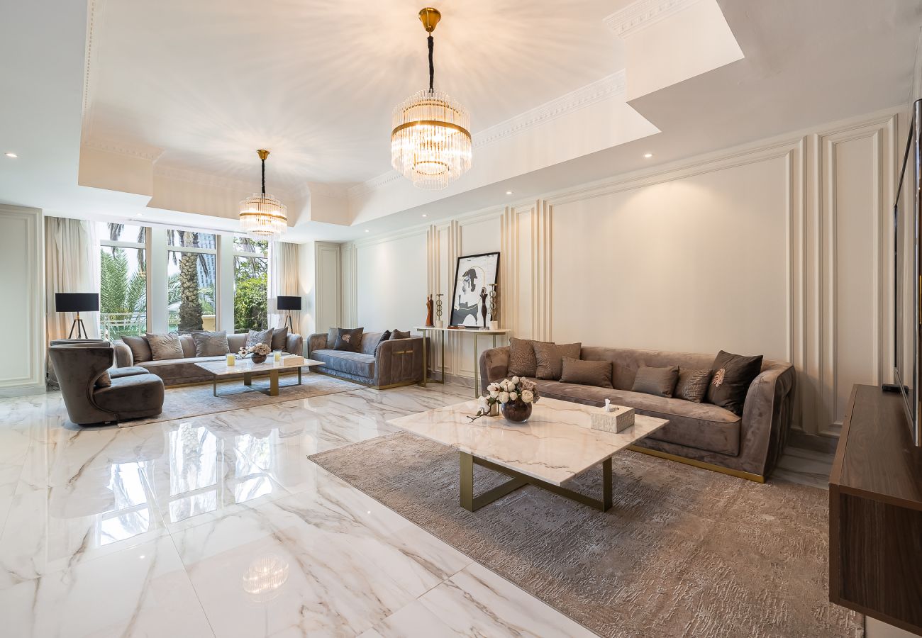 Villa in Dubai - Elegant  5BDR villa + Maid Room in Dubai Marina