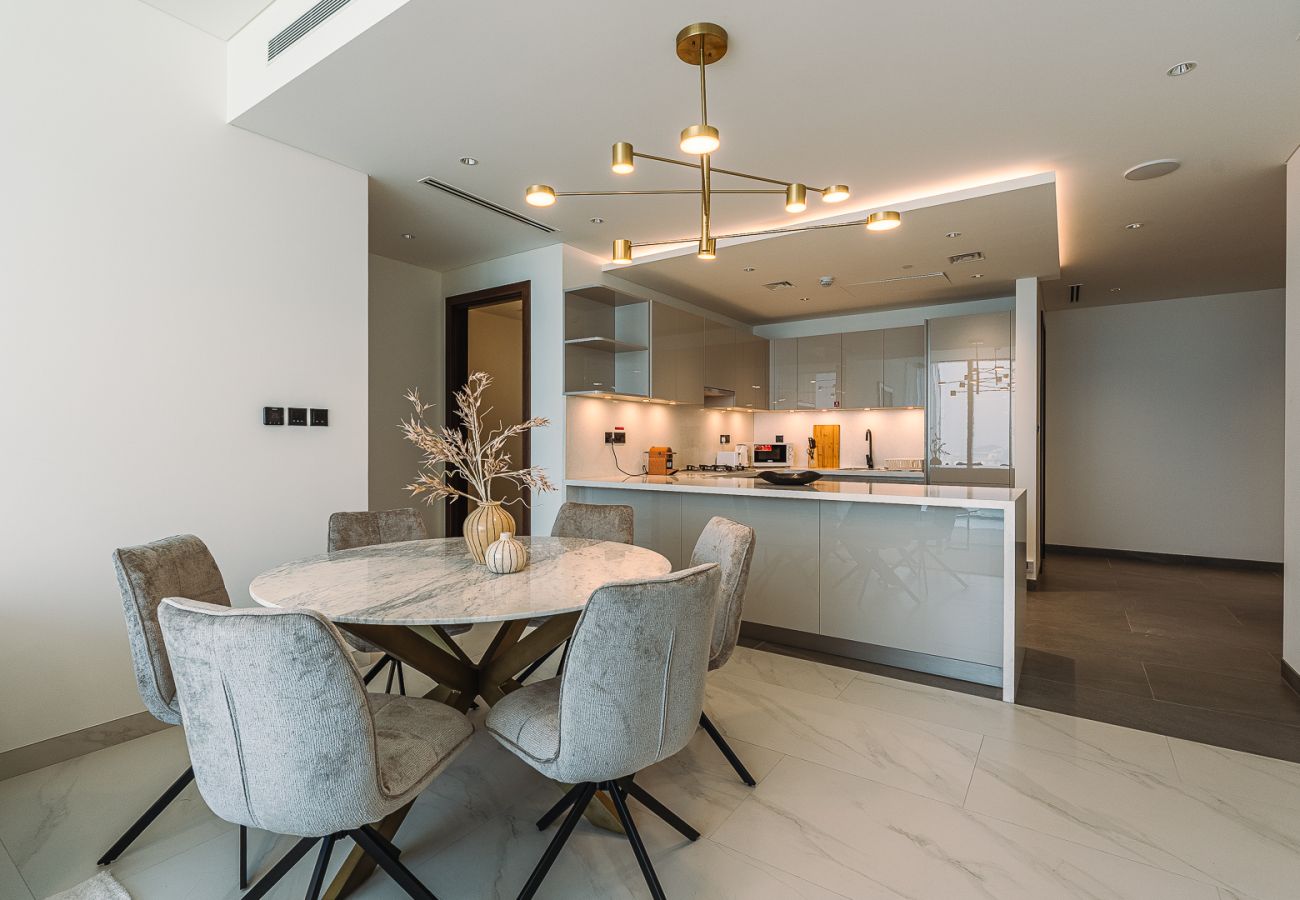 Apartment in Dubai - Elegant 2-Bedroom Apartment with Stunning City and Water Views