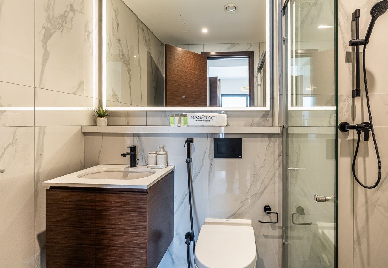 Apartment in Dubai - Elegant 2-Bedroom Apartment with Stunning City and Water Views