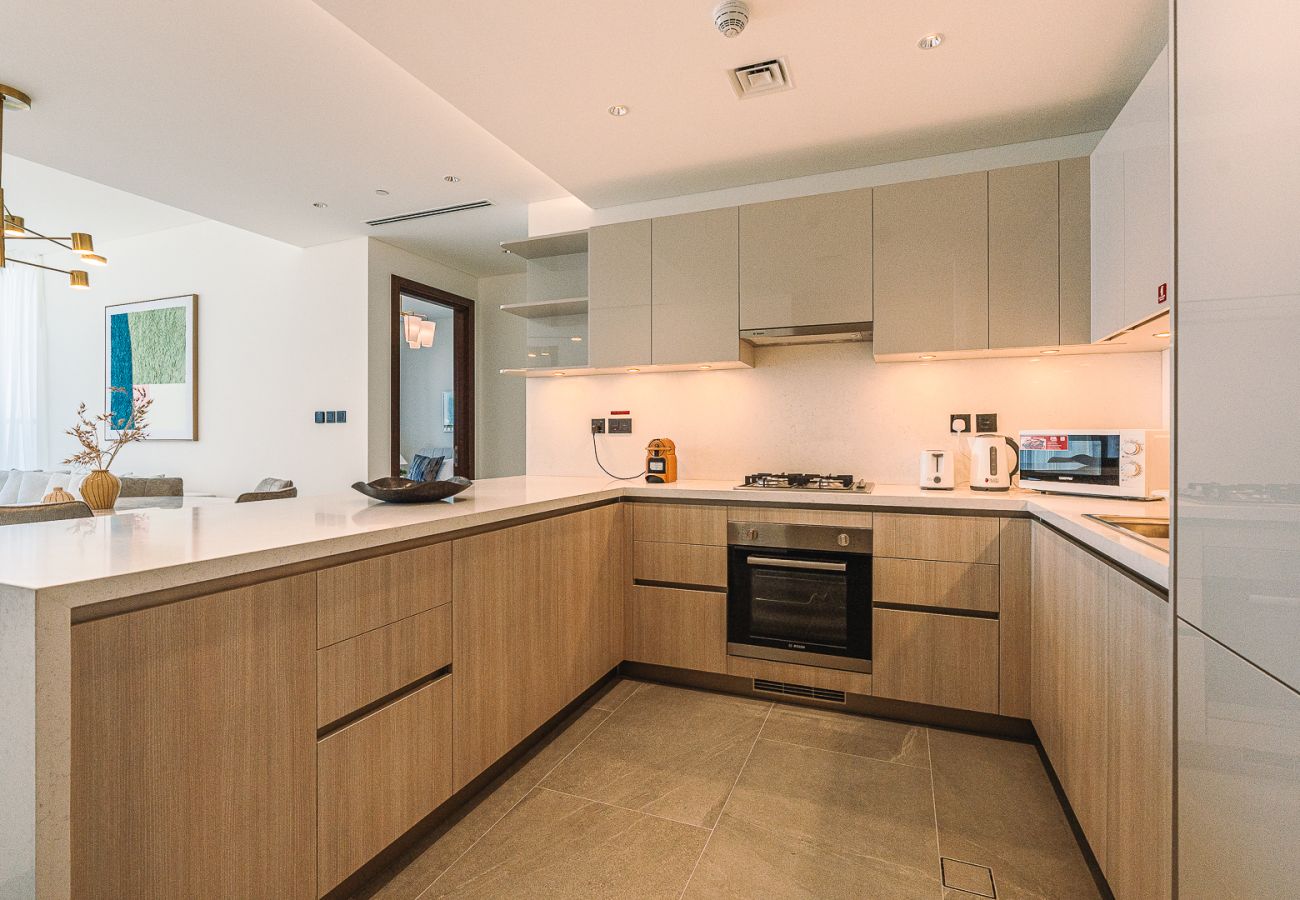 Apartment in Dubai - Elegant 2-Bedroom Apartment with Stunning City and Water Views