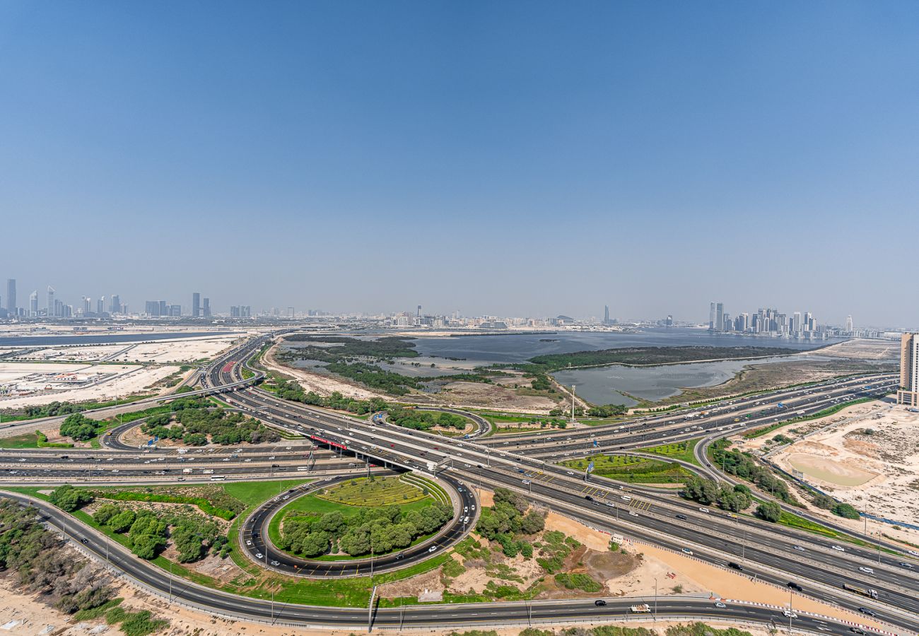 Apartment in Dubai - Elegant 2-Bedroom Apartment with Stunning City and Water Views