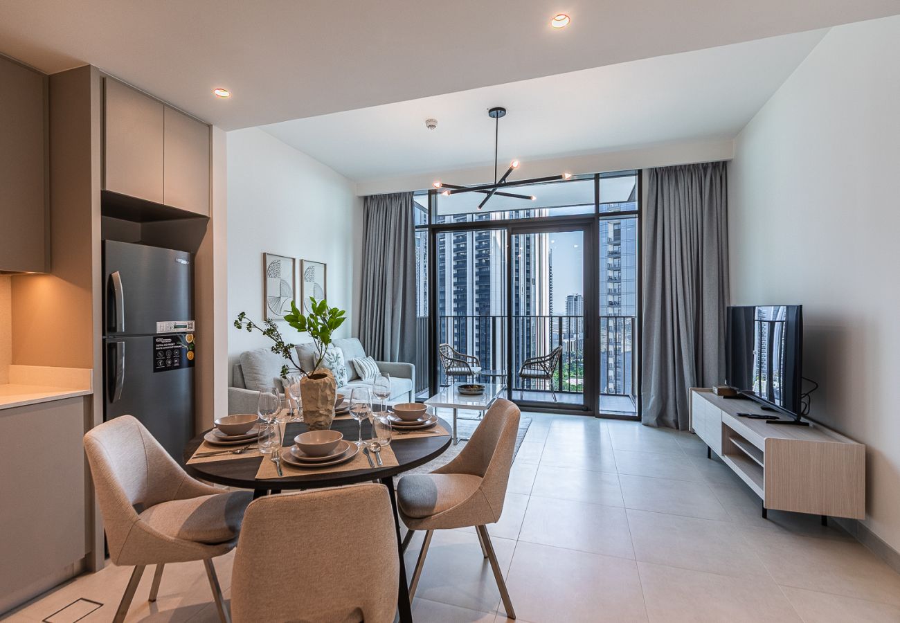 Apartment in Dubai - Modern Comfort Meets Creekside Elegance | 1BR at Creek Crescent Tower