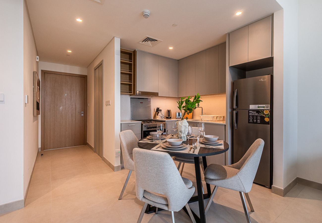 Apartment in Dubai - Modern Comfort Meets Creekside Elegance | 1BR at Creek Crescent Tower