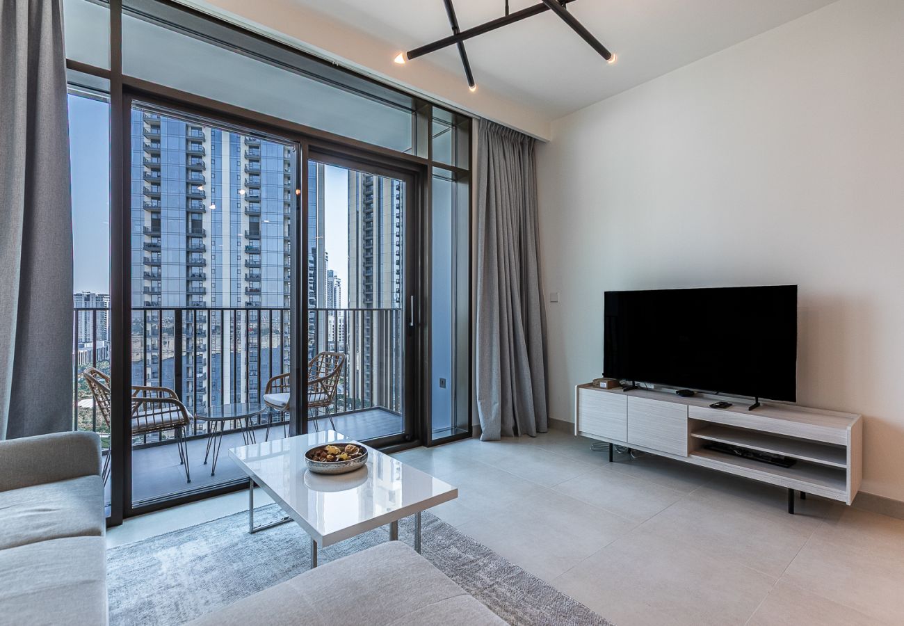Apartment in Dubai - Modern Comfort Meets Creekside Elegance | 1BR at Creek Crescent Tower