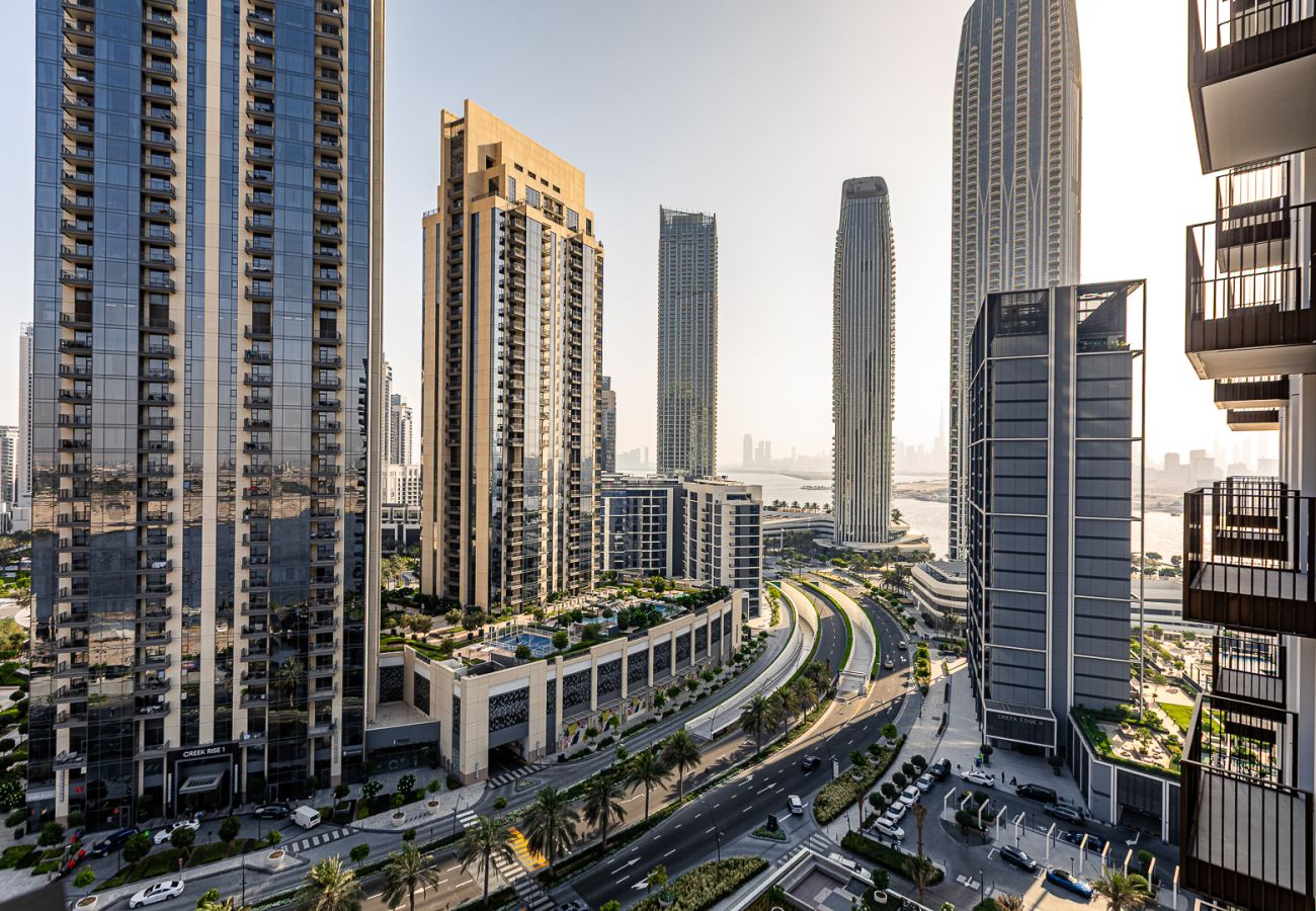 Apartment in Dubai - Modern Comfort Meets Creekside Elegance | 1BR at Creek Crescent Tower