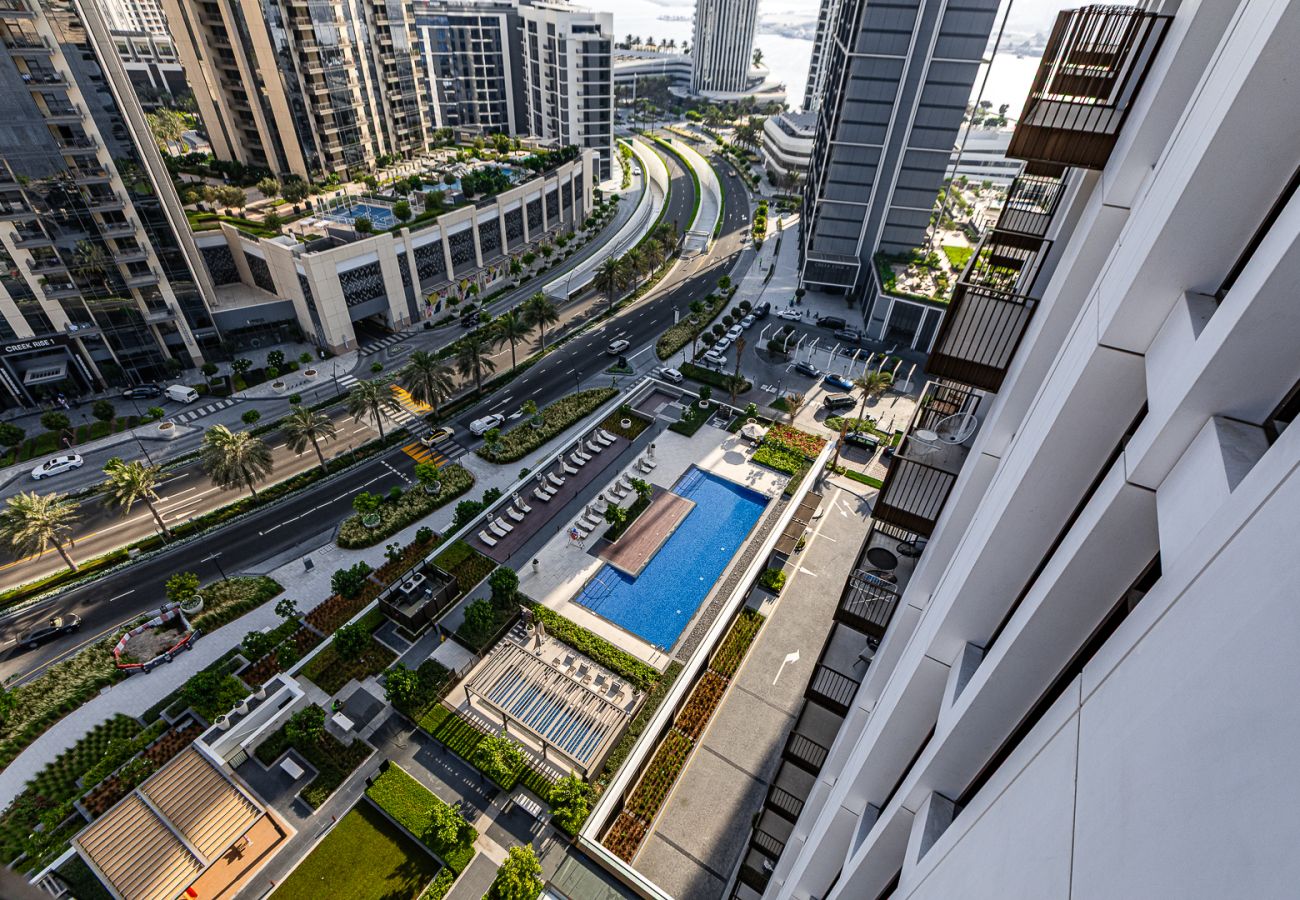 Apartment in Dubai - Modern Comfort Meets Creekside Elegance | 1BR at Creek Crescent Tower
