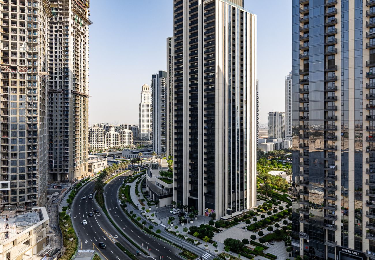 Apartment in Dubai - Modern Comfort Meets Creekside Elegance | 1BR at Creek Crescent Tower