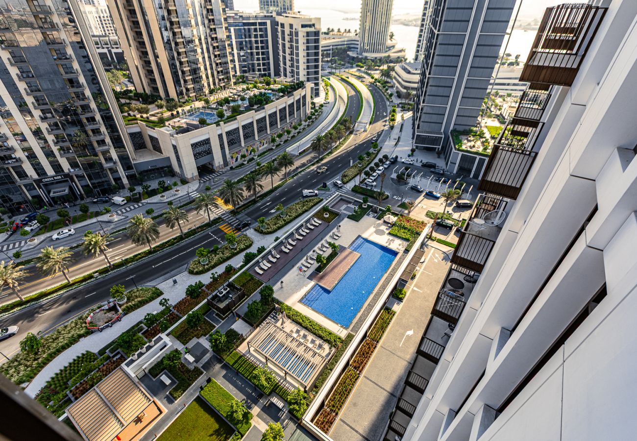 Apartment in Dubai - Modern Comfort Meets Creekside Elegance | 1BR at Creek Crescent Tower