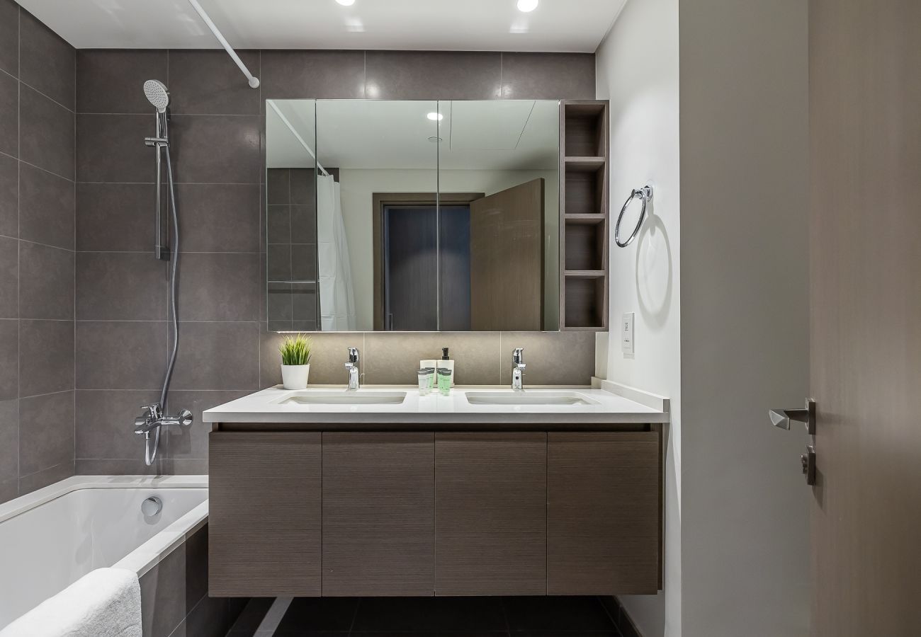 Apartment in Dubai - Elegant 3-Bedroom Apartment with Maid’s Room in Creek Gate – Dubai Creek Harbour