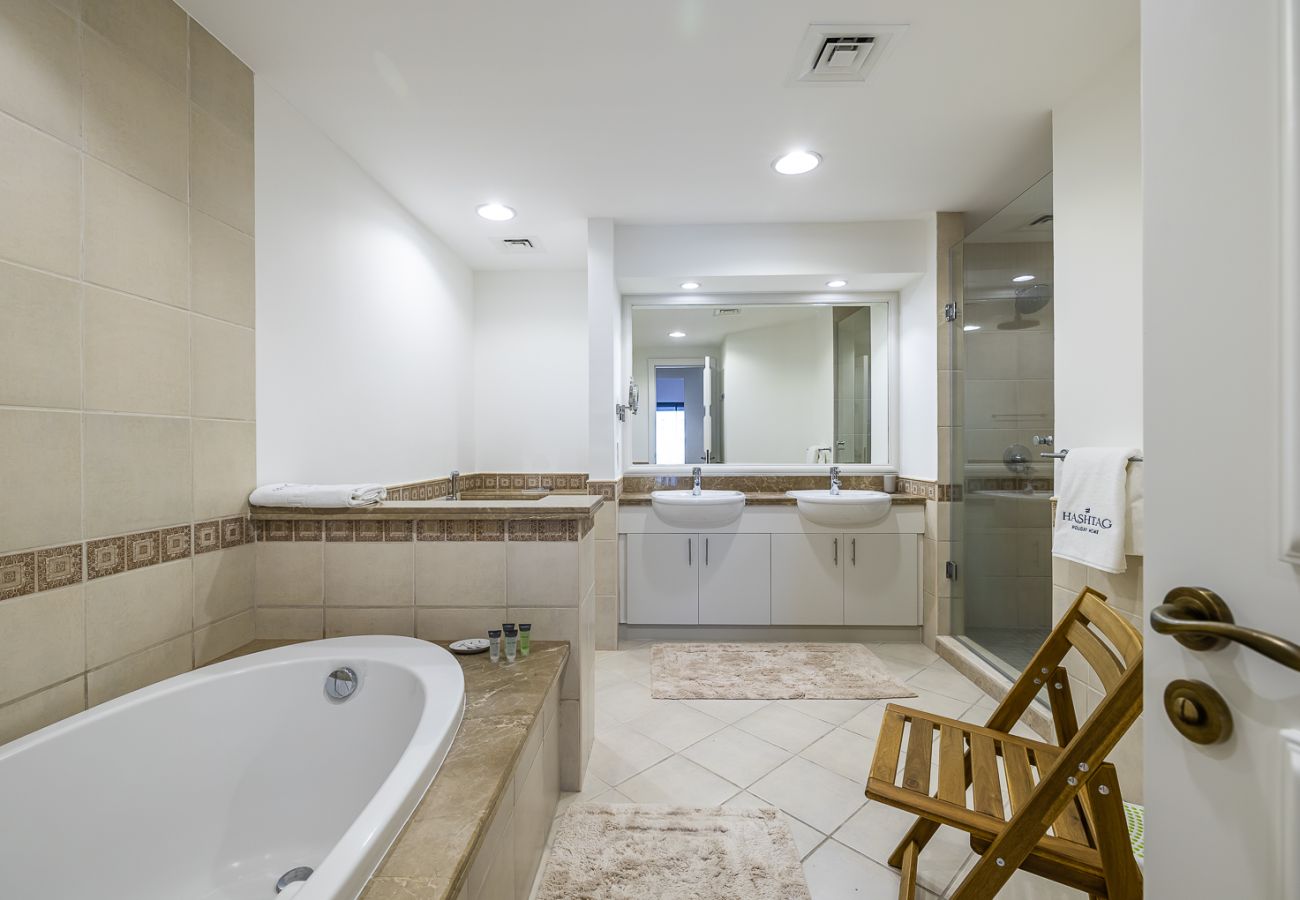 Apartment in Dubai - Spacious 2-Bedroom Apartment with Balcony on The Palm 