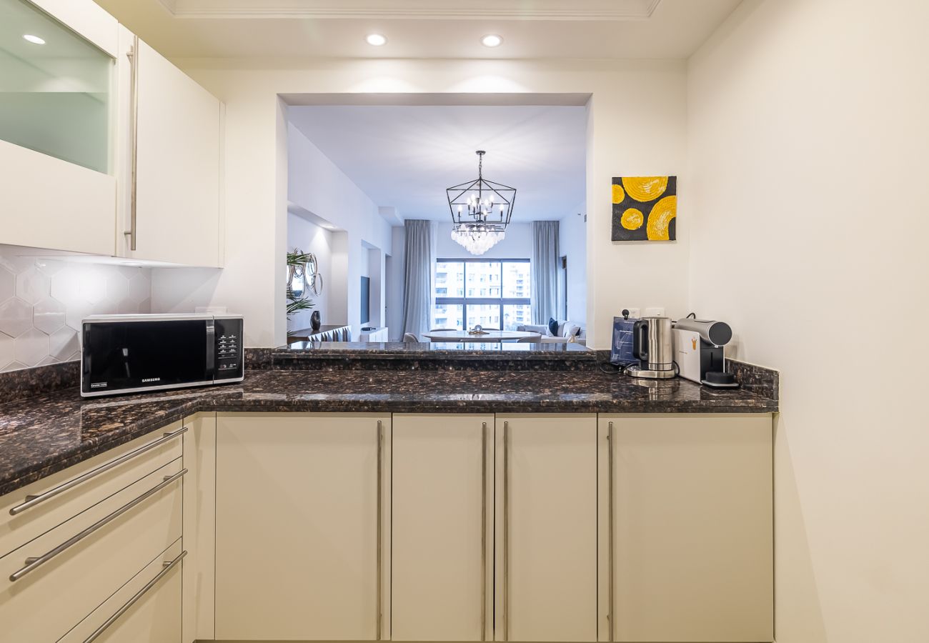 Apartment in Dubai - Spacious 2-Bedroom Apartment with Balcony on The Palm 