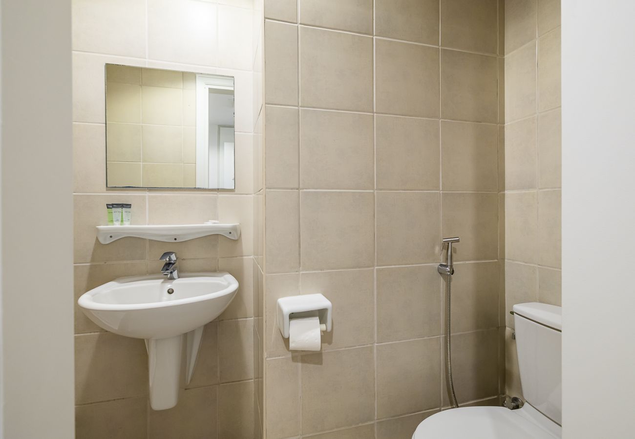 Apartment in Dubai - Spacious 2-Bedroom Apartment with Balcony on The Palm 