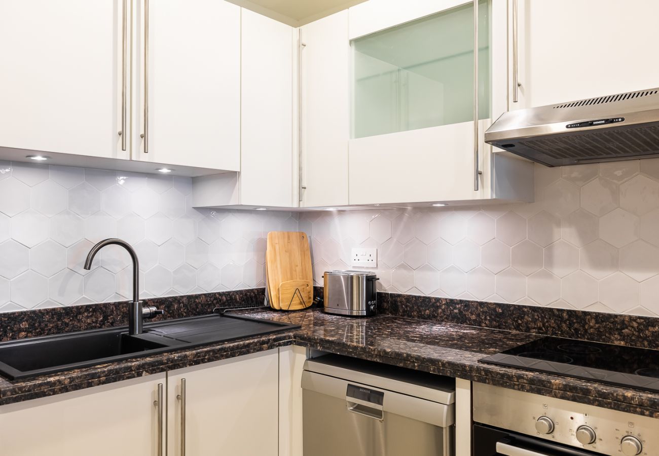 Apartment in Dubai - Spacious 2-Bedroom Apartment with Balcony on The Palm 