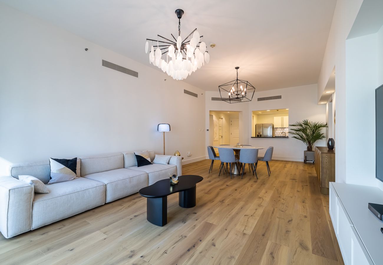 Apartment in Dubai - Spacious 2-Bedroom Apartment with Balcony on The Palm 