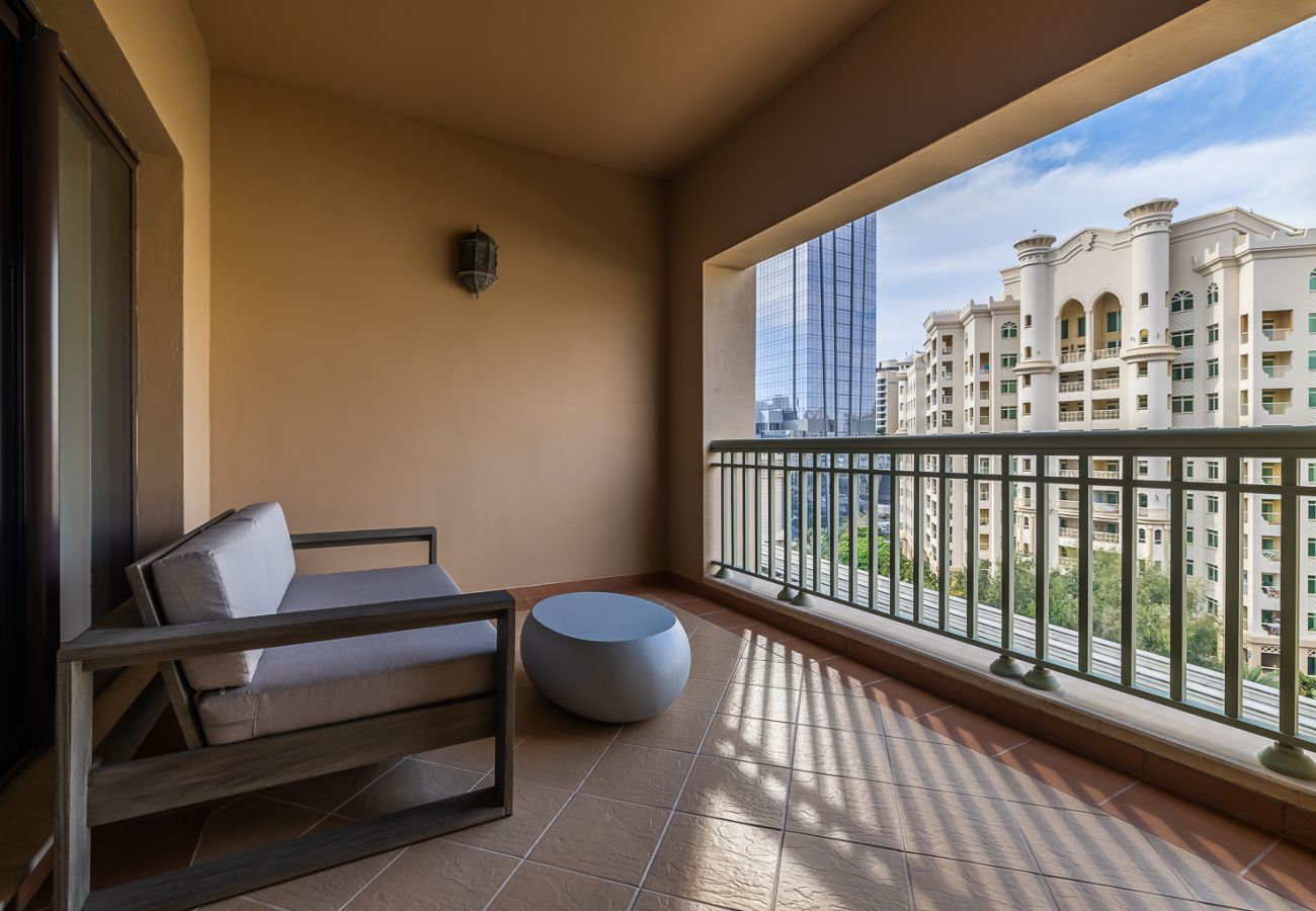 Apartment in Dubai - Spacious 2-Bedroom Apartment with Balcony on The Palm 