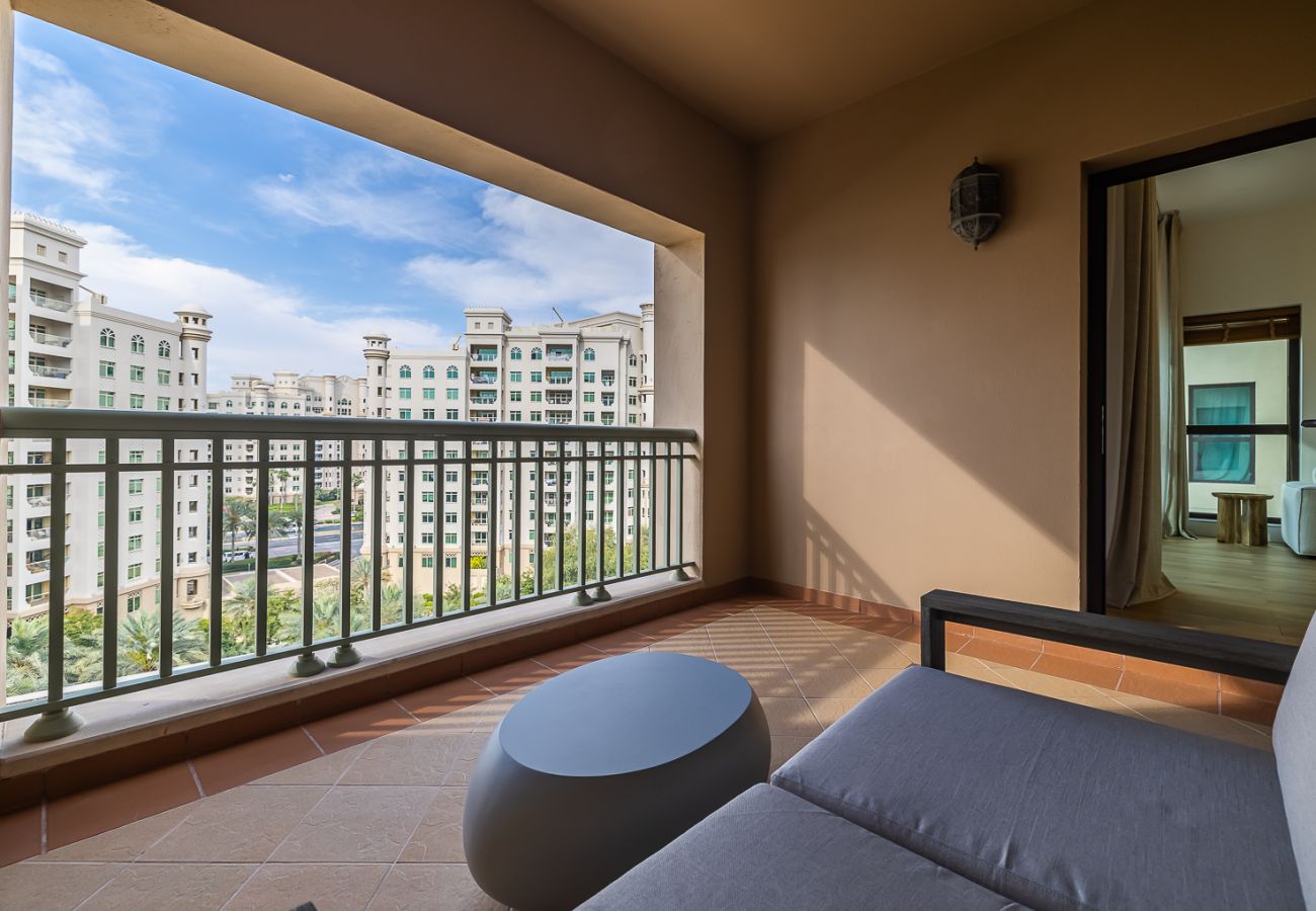 Apartment in Dubai - Spacious 2-Bedroom Apartment with Balcony on The Palm 