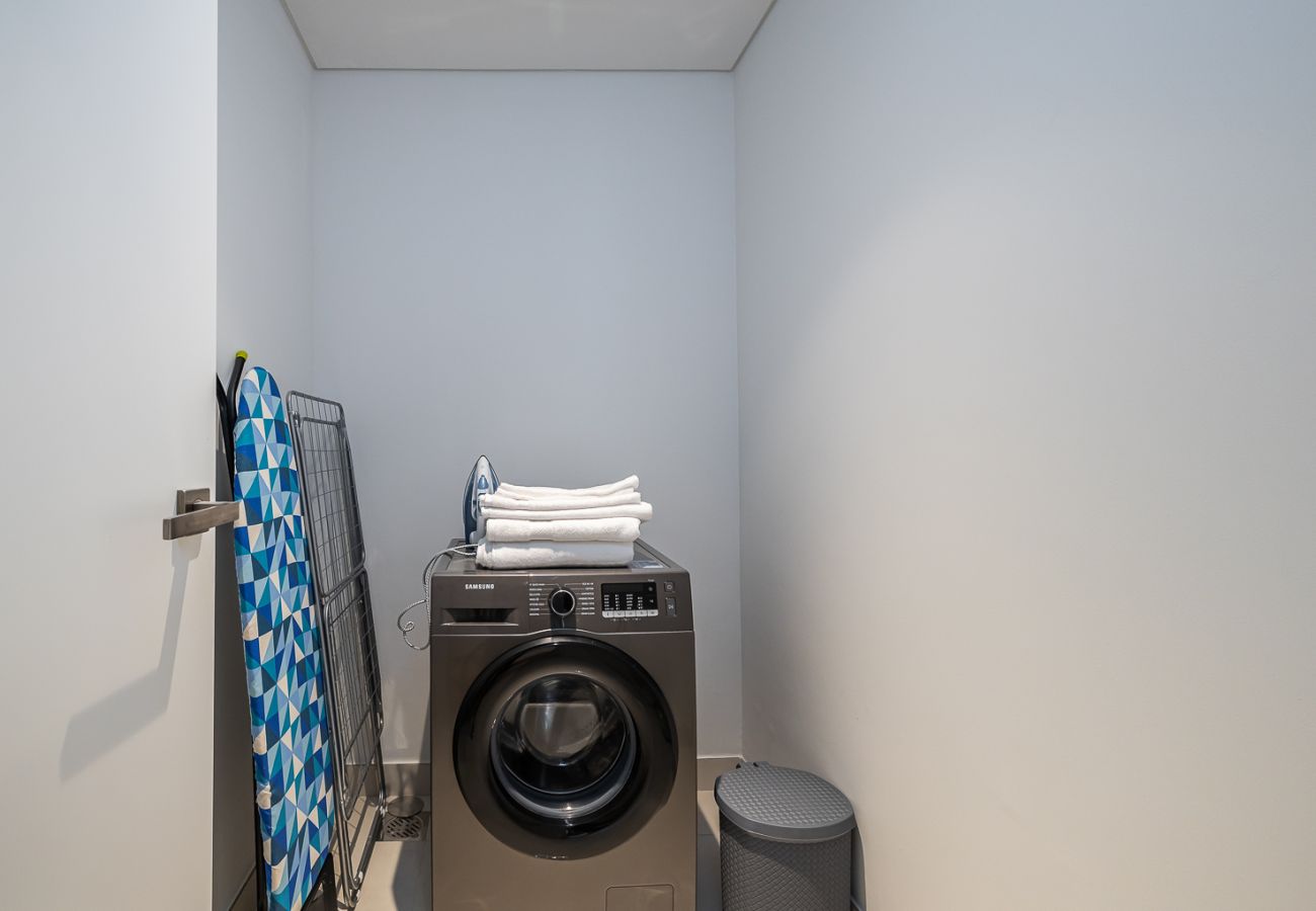 Apartment in Dubai - Chic 1-Bedroom Apartment with Stunning Views in La Mer