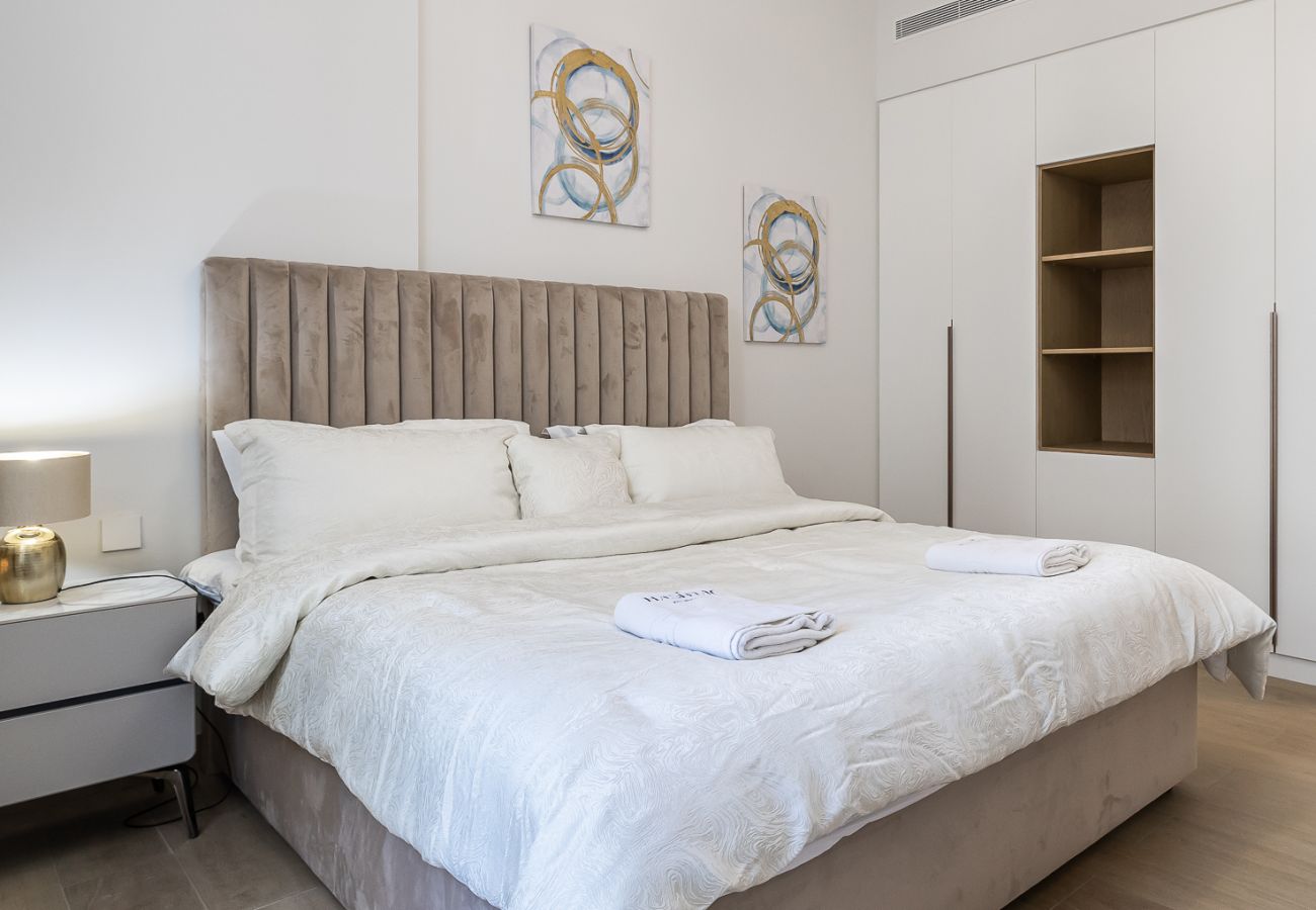 Apartment in Dubai - Chic 1-Bedroom Apartment with Stunning Views in La Mer
