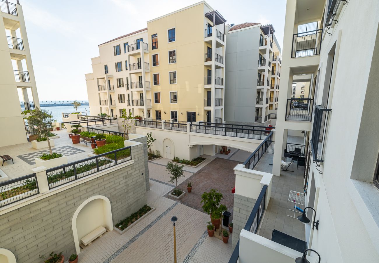 Apartment in Dubai - Chic 1-Bedroom Apartment with Stunning Views in La Mer