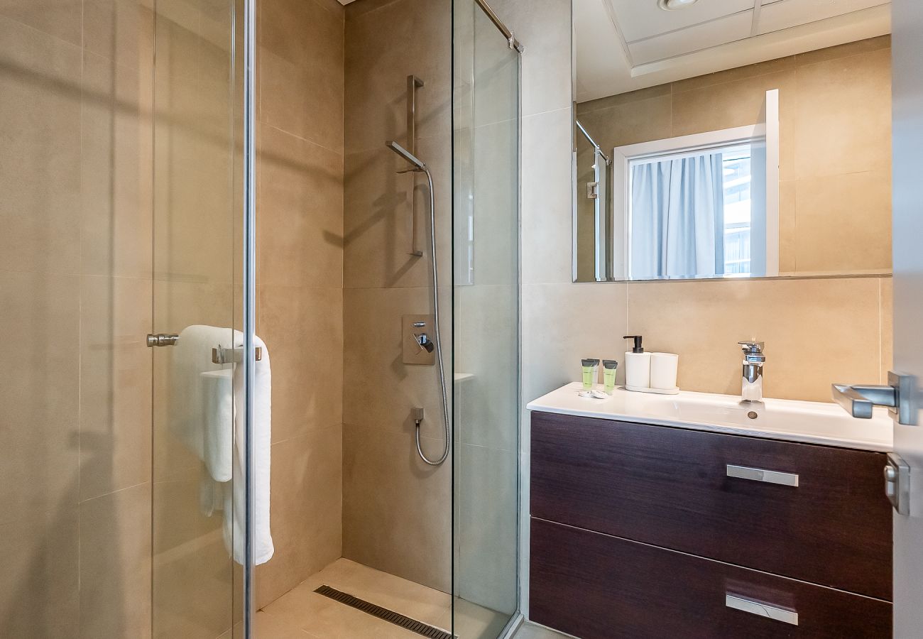 Apartment in Dubai - Spacious 2 BDR plus Maid room apartment with Sea View in Dubai Marina