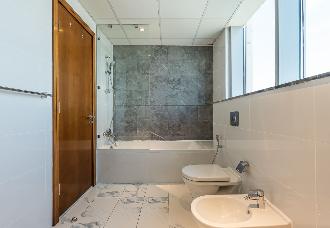 Apartment in Dubai - Spacious 3BDR + maid room / Business Bay