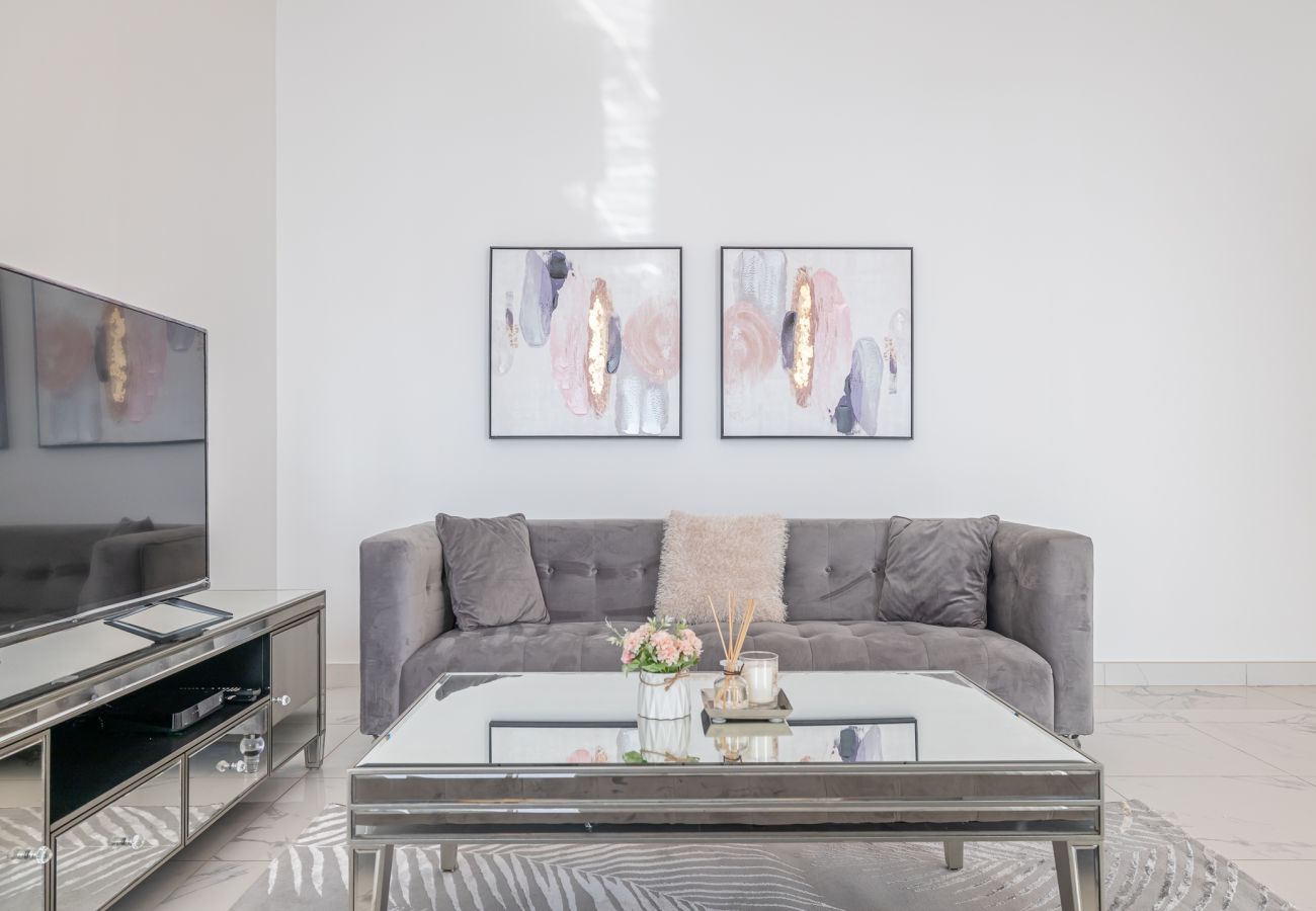 Apartment in Dubai - Spacious 3BDR + maid room / Business Bay 