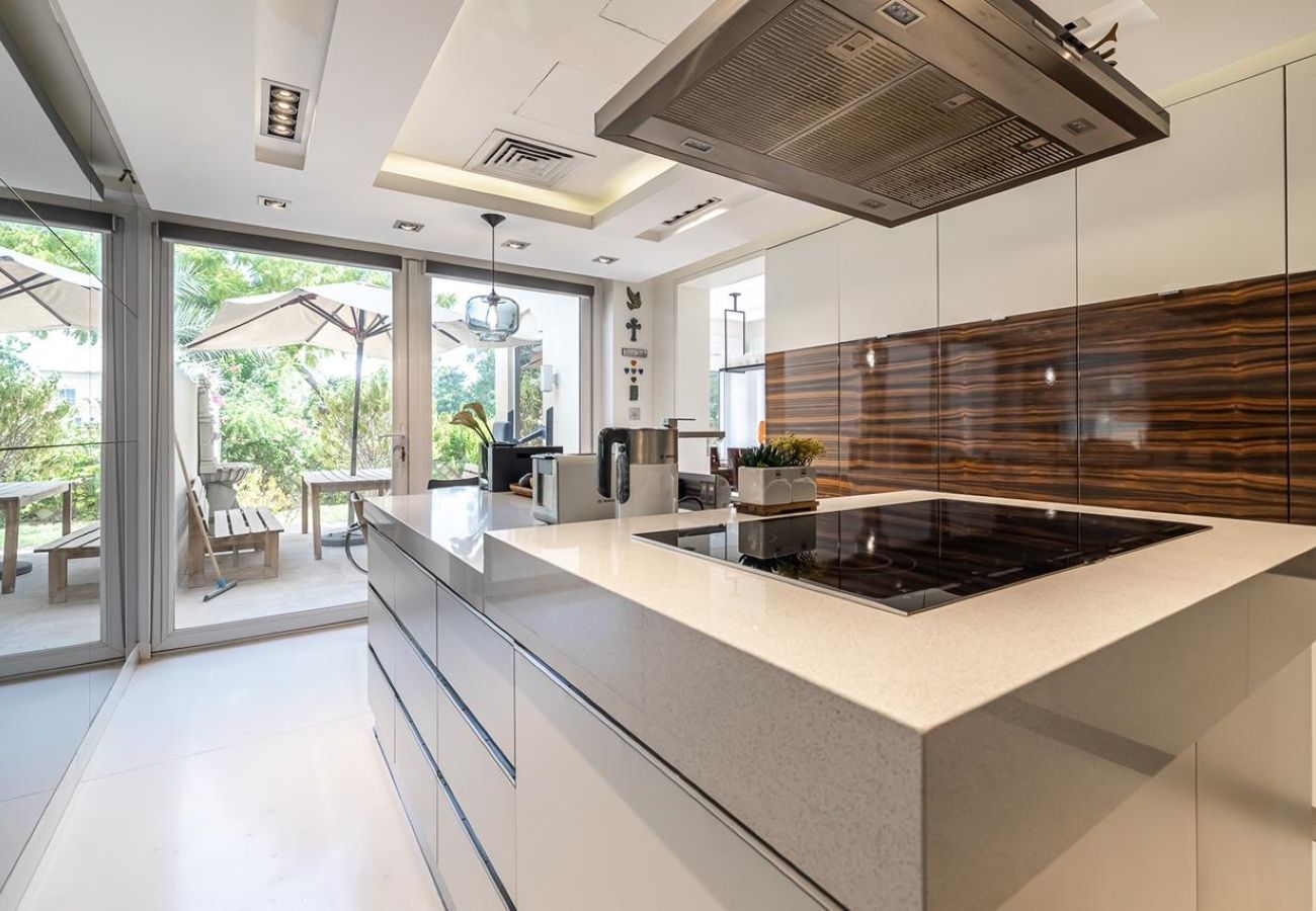 Apartment in Dubai -  Luxury Villa in The Springs with Private Garden 