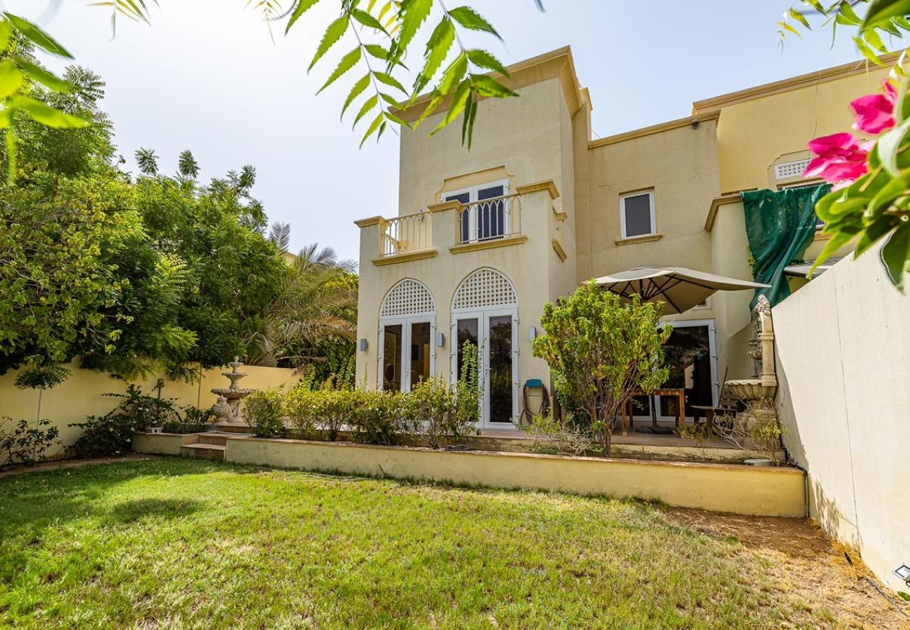 Apartment in Dubai -  Luxury Villa in The Springs with Private Garden 