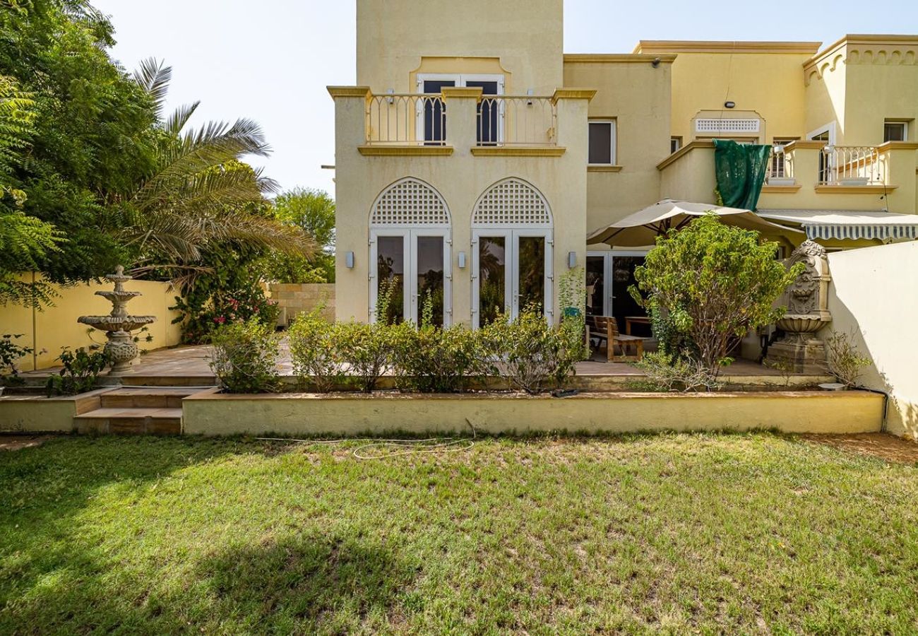 Apartment in Dubai -  Luxury Villa in The Springs with Private Garden 