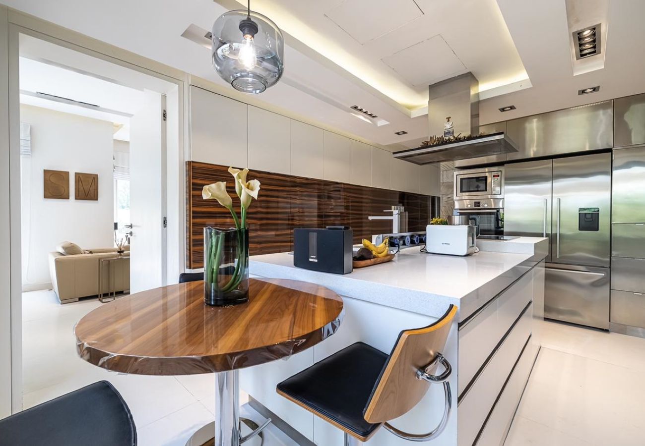 Apartment in Dubai -  Luxury Villa in The Springs with Private Garden 