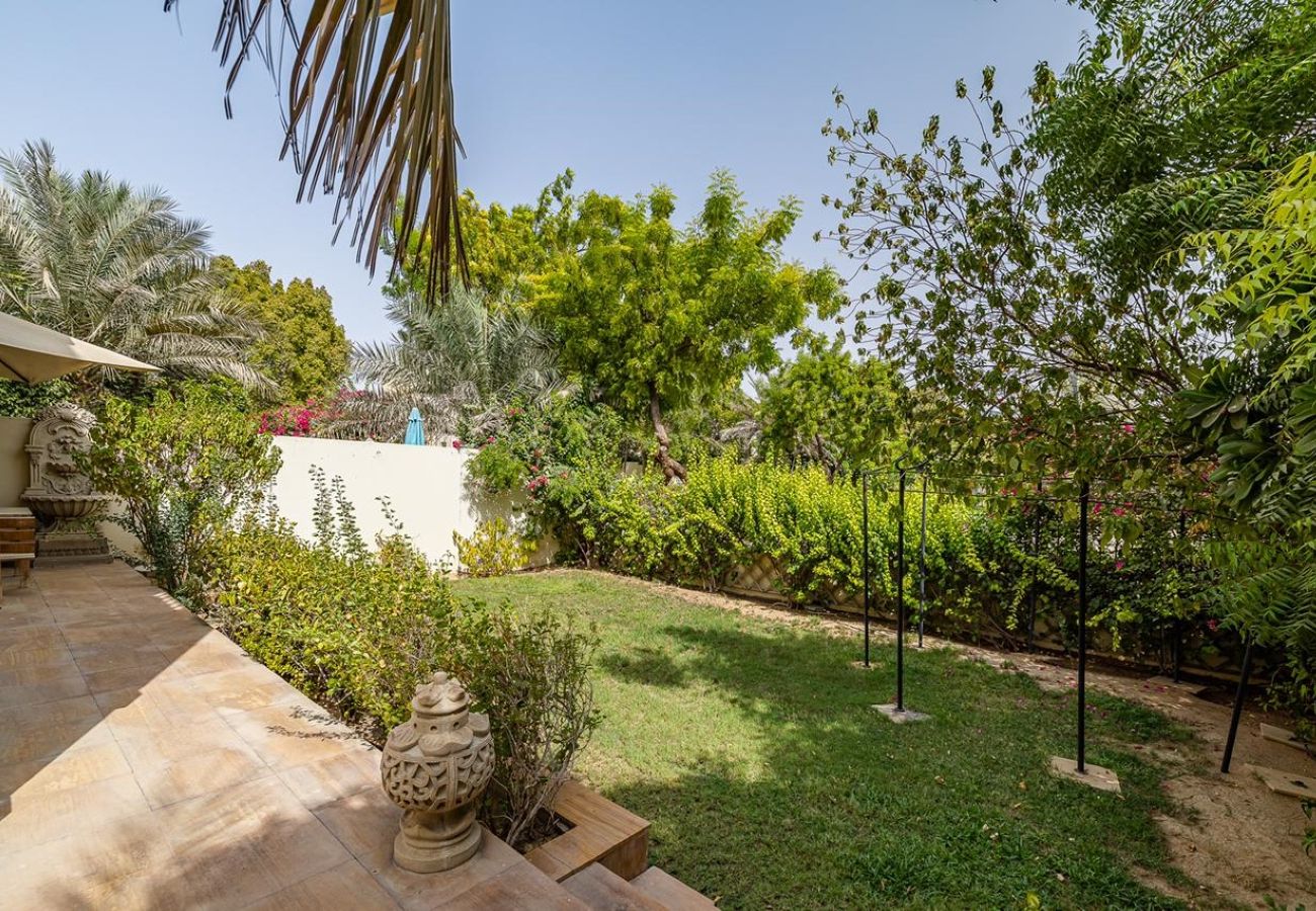 Apartment in Dubai -  Luxury Villa in The Springs with Private Garden 