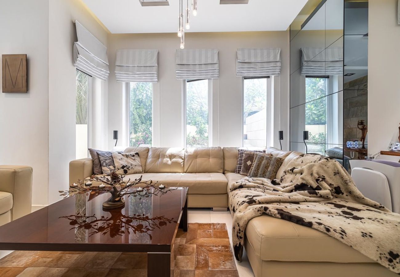 Apartment in Dubai -  Luxury Villa in The Springs with Private Garden 