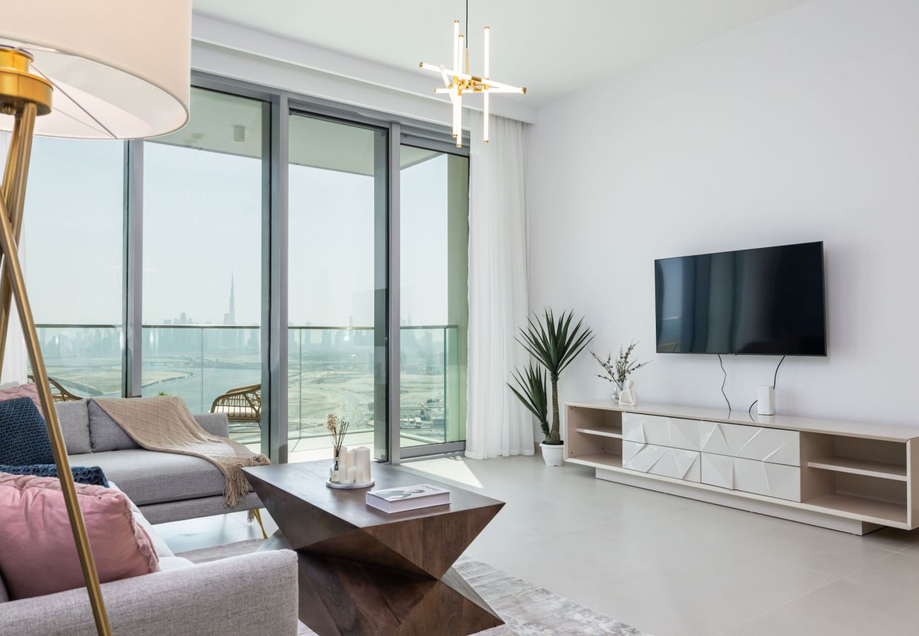 Apartment in Dubai - Luxurious 2-Bedroom Apartment with Burj Khalifa & Waterfront Views 