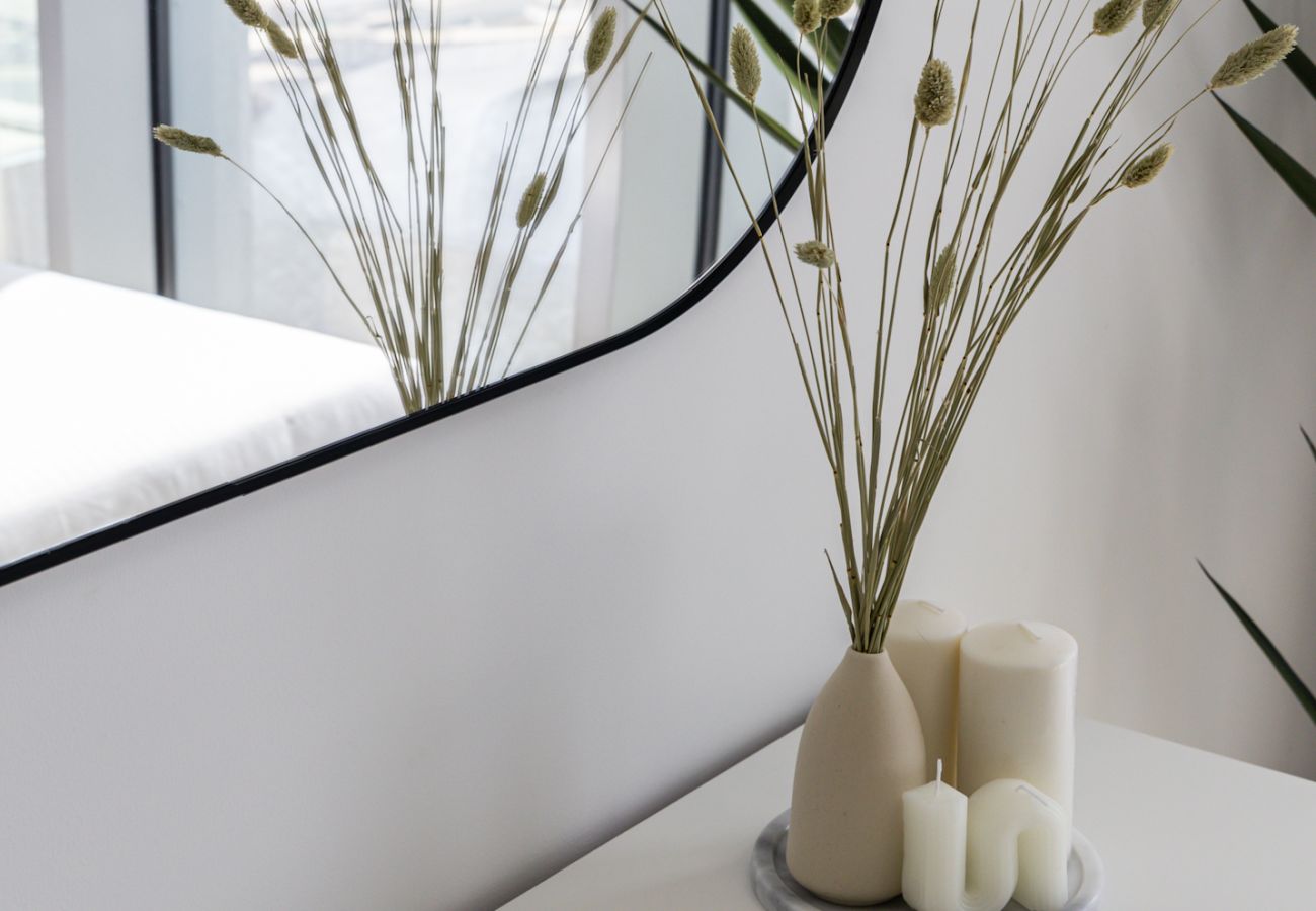 Apartment in Dubai - Luxurious 2-Bedroom Apartment with Burj Khalifa & Waterfront Views 