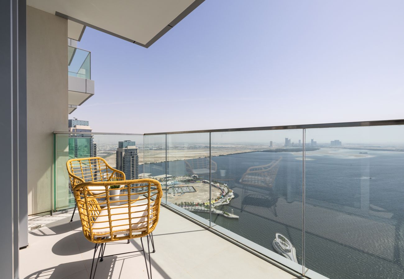 Apartment in Dubai - Luxurious 2-Bedroom Apartment with Burj Khalifa & Waterfront Views 