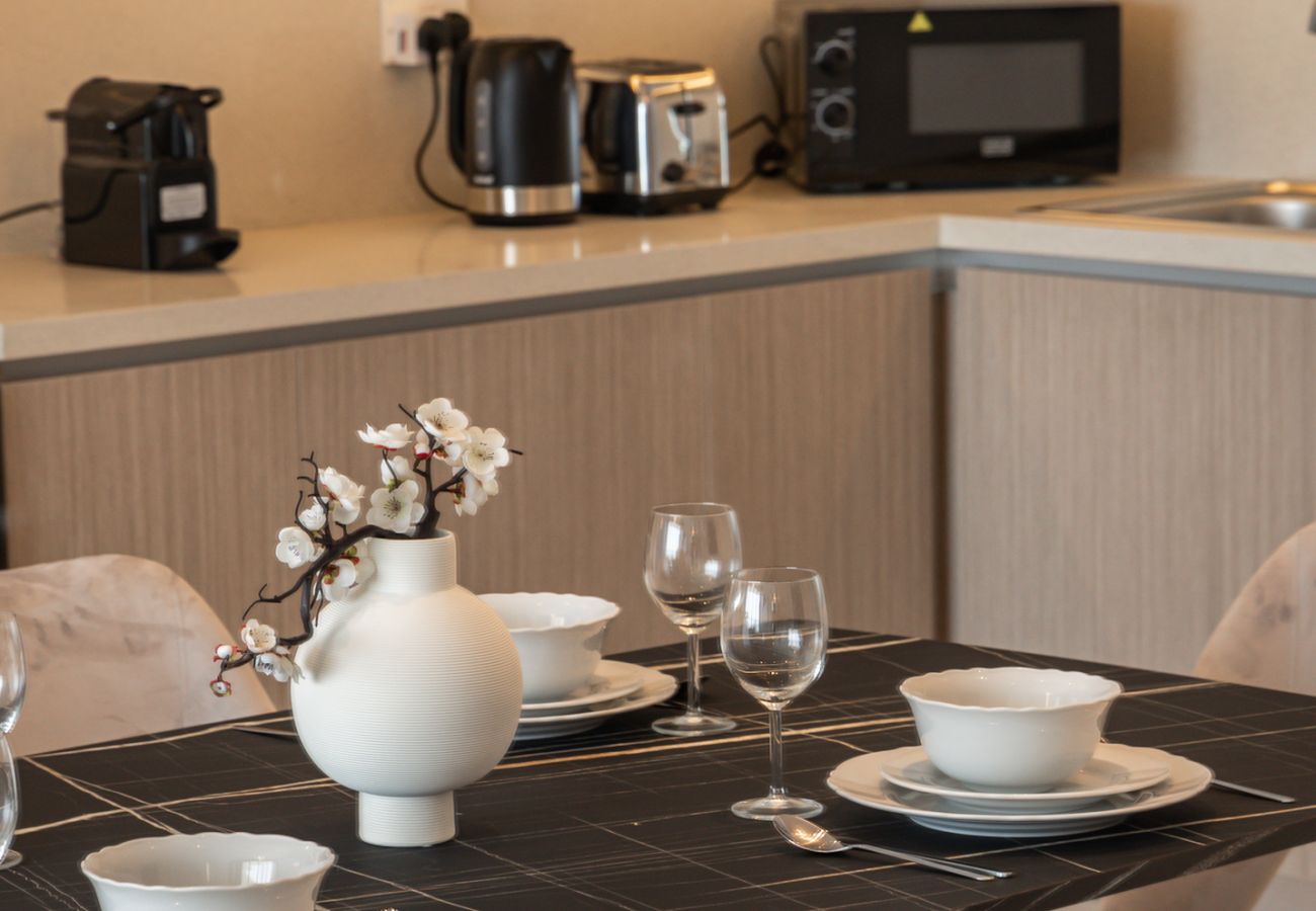 Apartment in Dubai - Luxurious 2-Bedroom Apartment with Burj Khalifa & Waterfront Views 