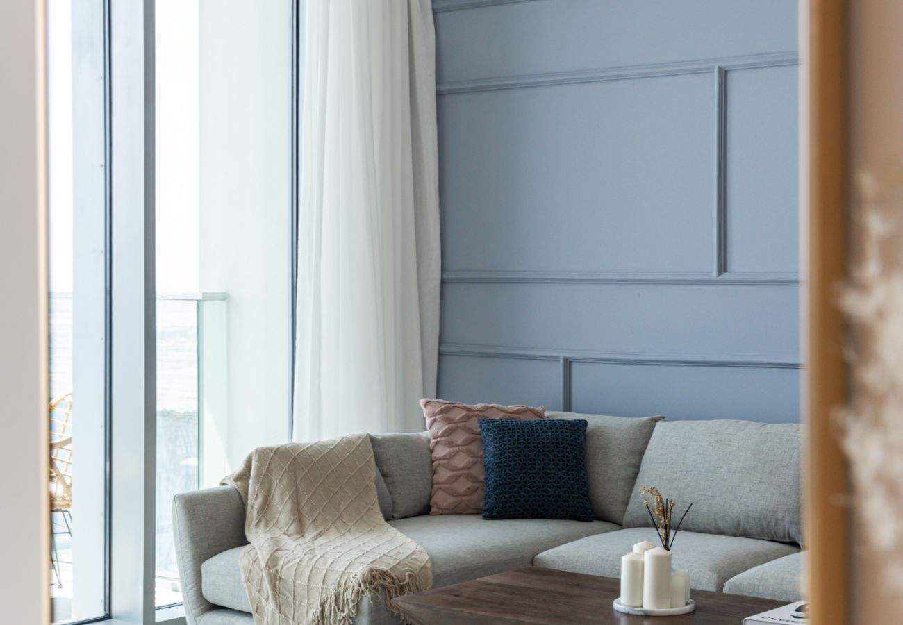 Apartment in Dubai - Luxurious 2-Bedroom Apartment with Burj Khalifa & Waterfront Views 