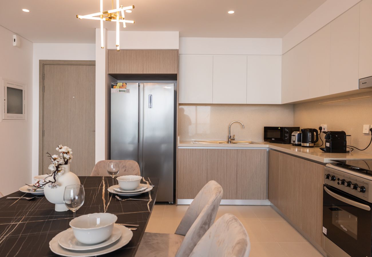 Apartment in Dubai - Luxurious 2-Bedroom Apartment with Burj Khalifa & Waterfront Views 