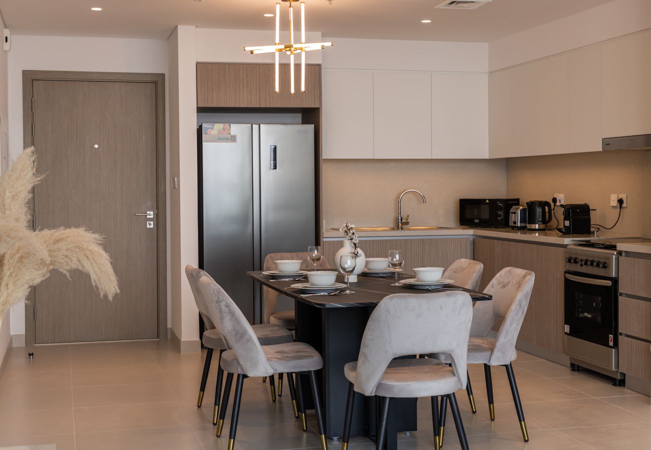 Apartment in Dubai - Luxurious 2-Bedroom Apartment with Burj Khalifa & Waterfront Views 