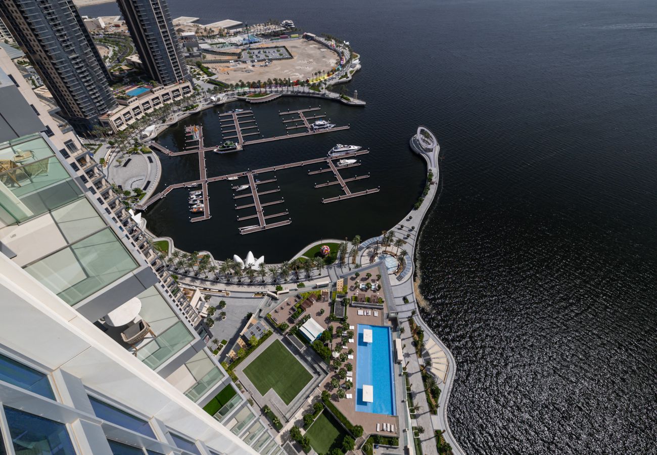 Apartment in Dubai - Luxurious 2-Bedroom Apartment with Burj Khalifa & Waterfront Views 