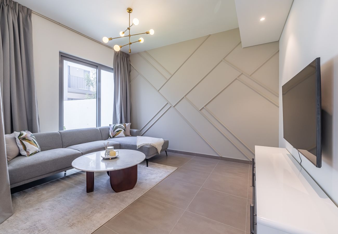 Apartment in Dubai - Elegant villa with 3 BDR I Maid Room I Garden /B51