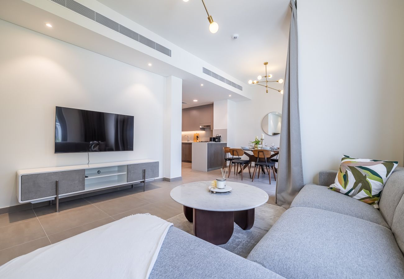 Apartment in Dubai - Elegant villa with 3 BDR I Maid Room I Garden /B51