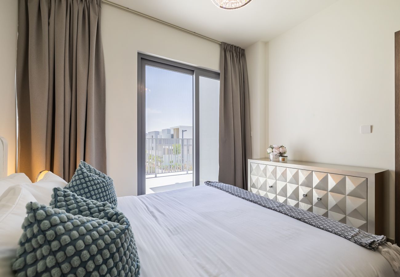 Apartment in Dubai - Elegant villa with 3 BDR I Maid Room I Garden /B51