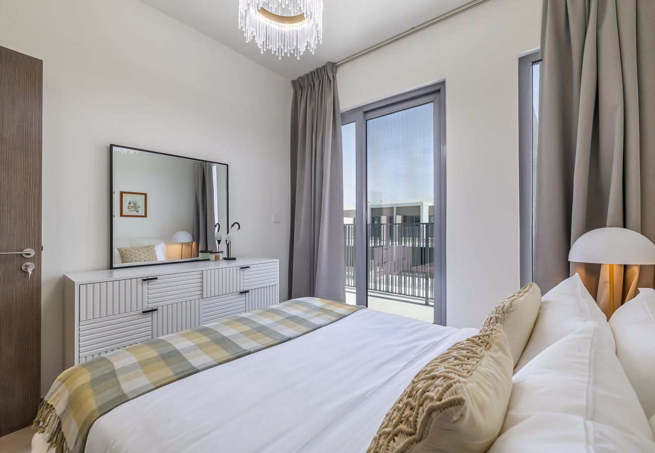 Apartment in Dubai - Elegant villa with 3 BDR I Maid Room I Garden /B51