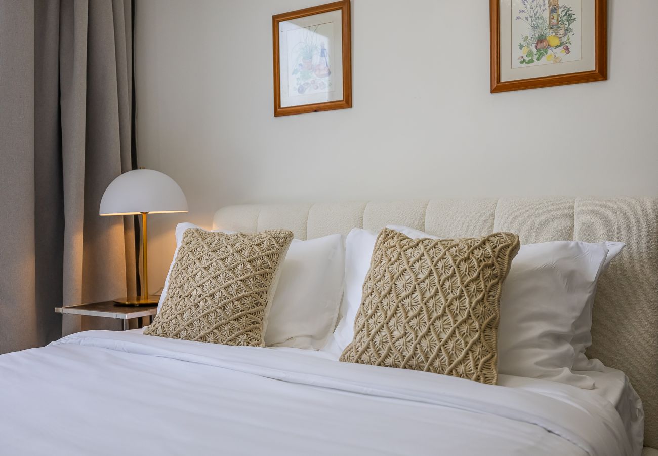 Apartment in Dubai - Elegant villa with 3 BDR I Maid Room I Garden /B51