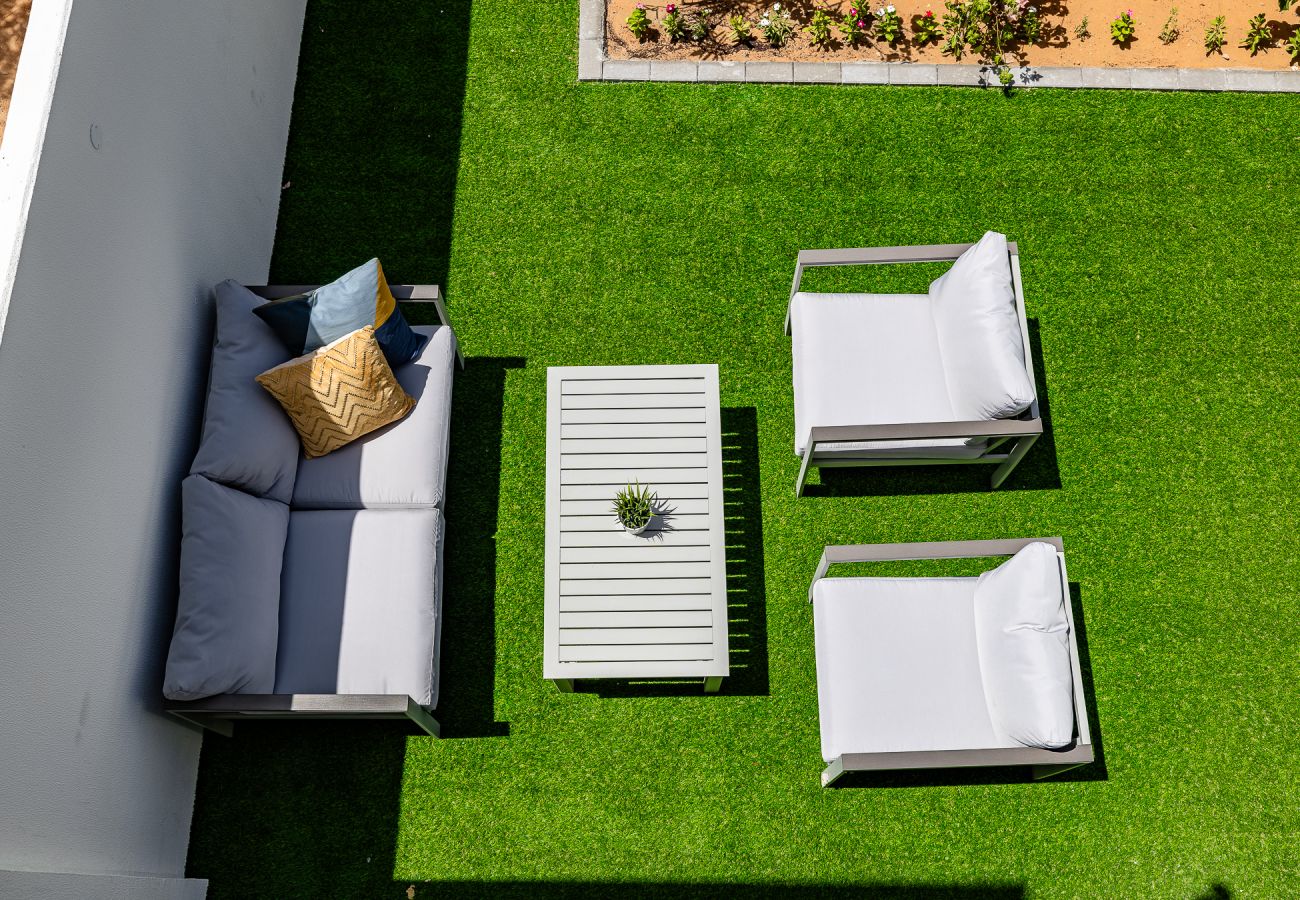 Apartment in Dubai - Elegant villa with 3 BDR I Maid Room I Garden /B51